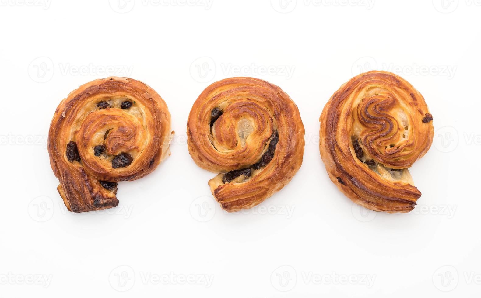 rotolo di uvetta alla cannella su sfondo bianco foto