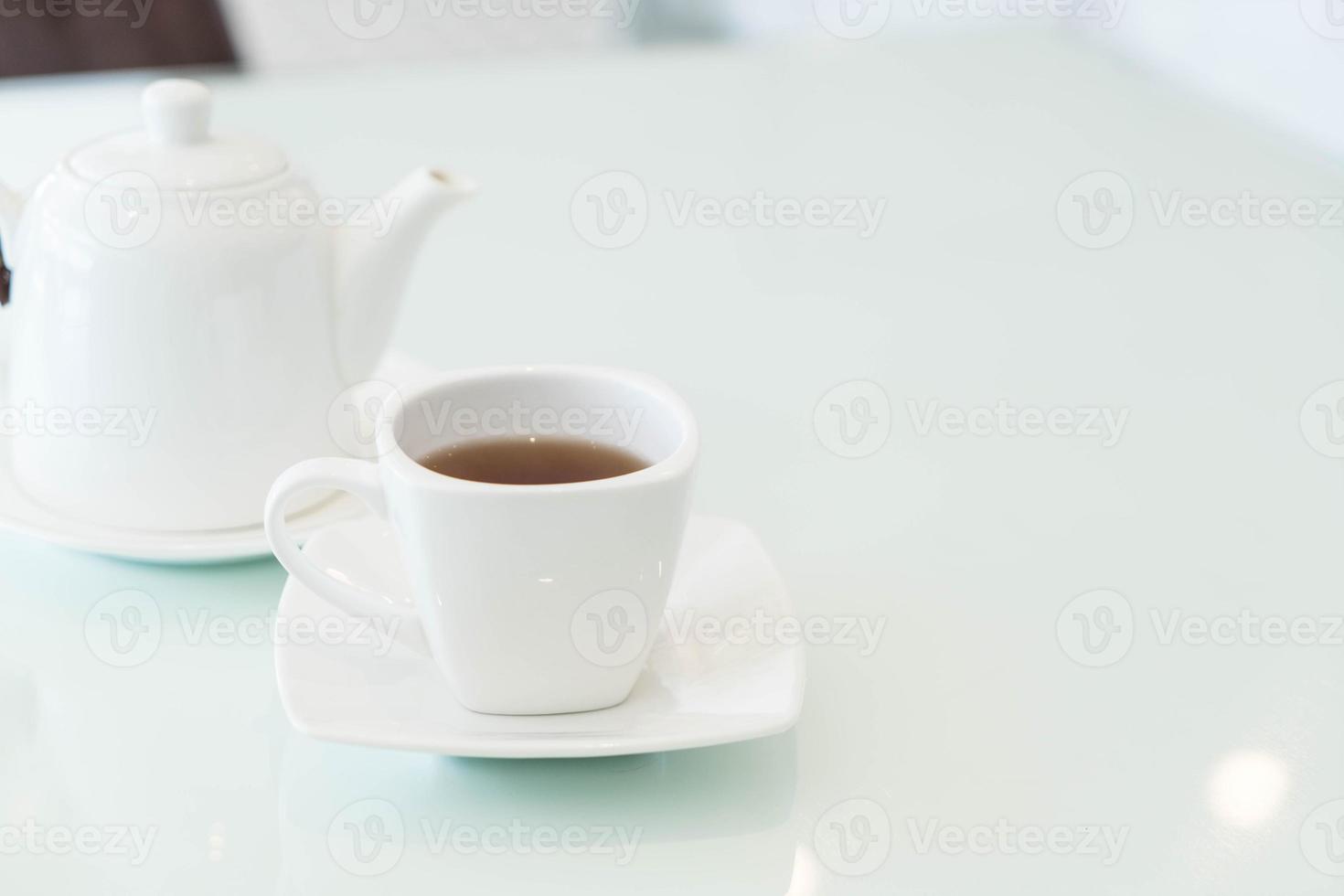 tazza di tè caldo sul tavolo foto