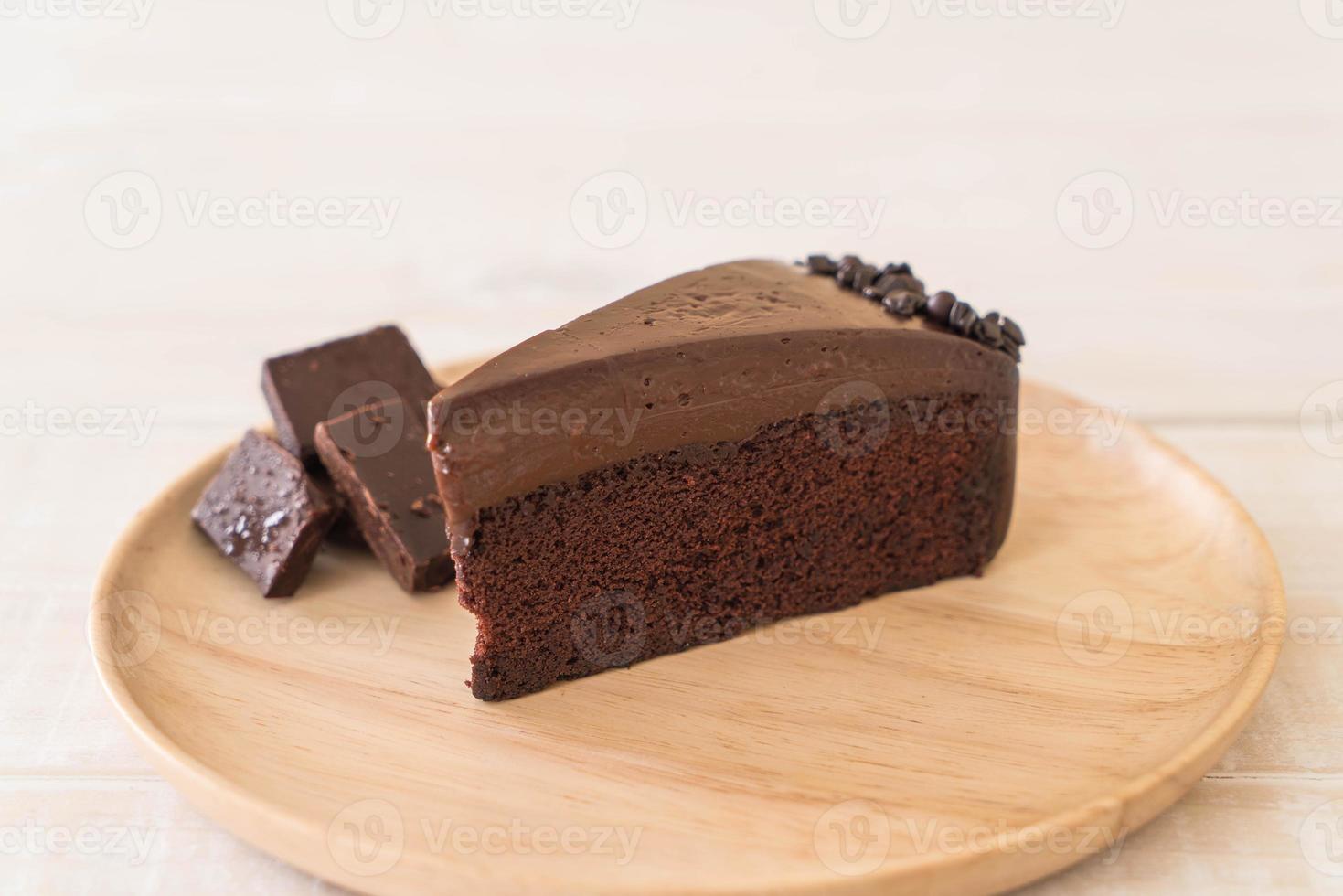 torta al cioccolato su piatto di legno foto