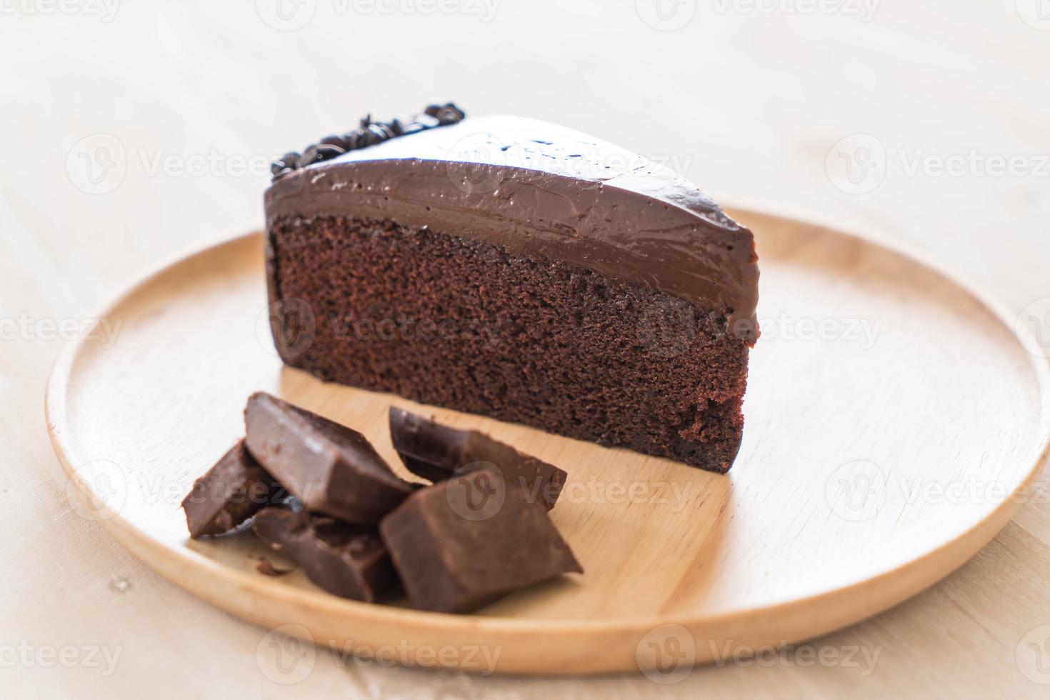 torta al cioccolato su piatto di legno foto