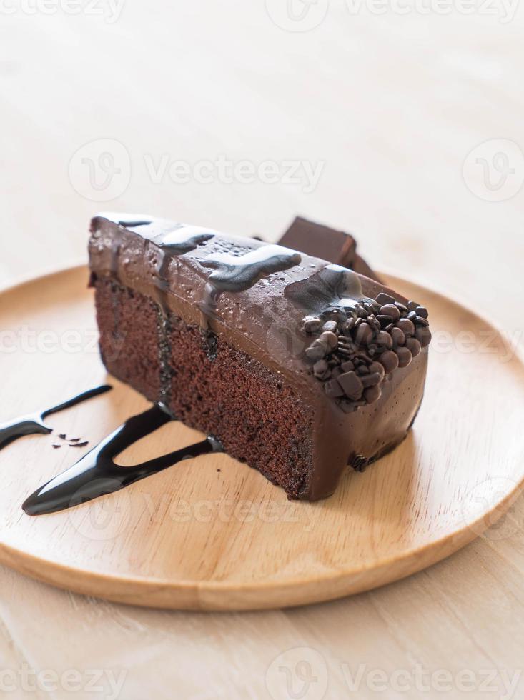 torta al cioccolato su piatto di legno foto