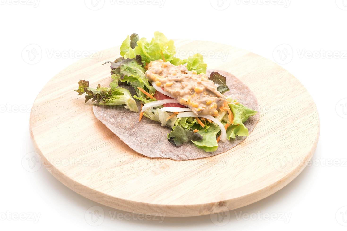 avvolgere il rotolo di insalata con tonno e insalata di mais su sfondo bianco foto