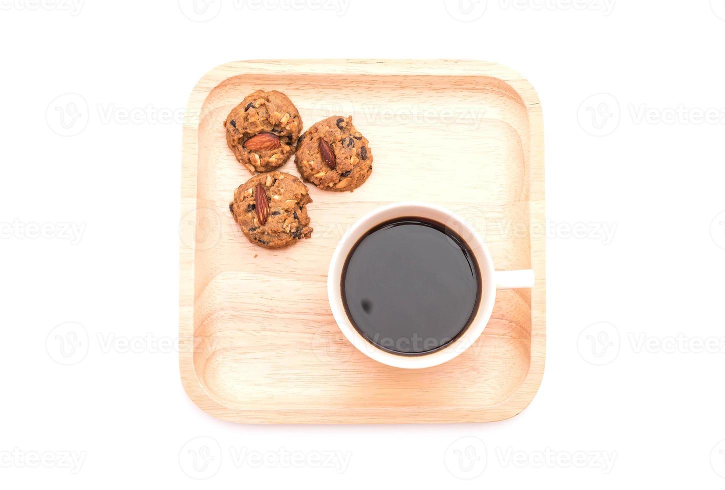 caffè nero con biscotti su sfondo bianco foto
