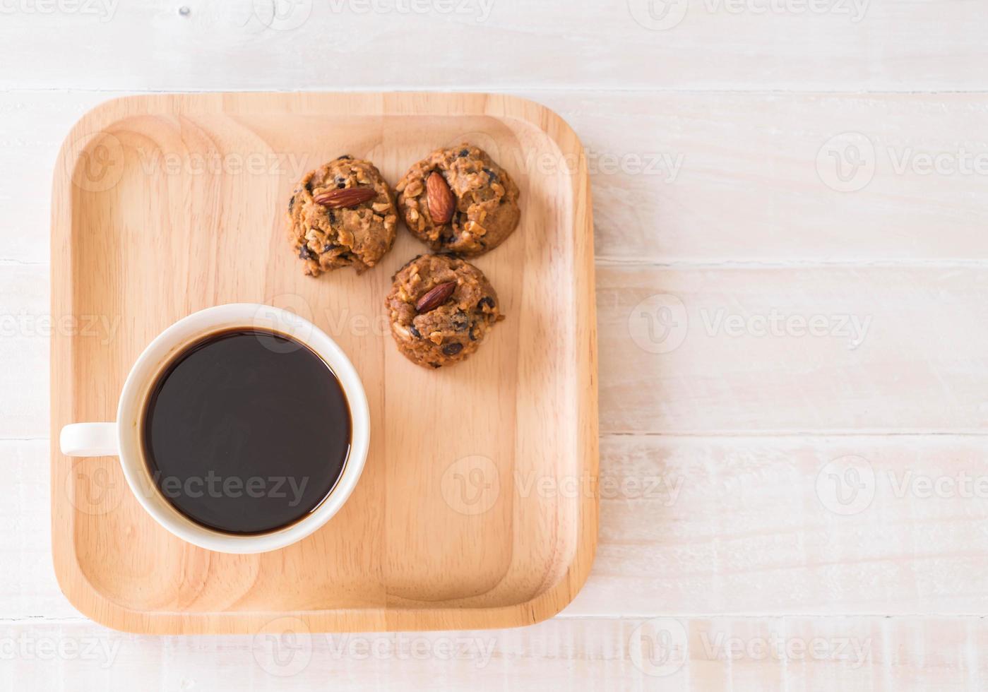 caffè nero con biscotti su sfondo bianco foto