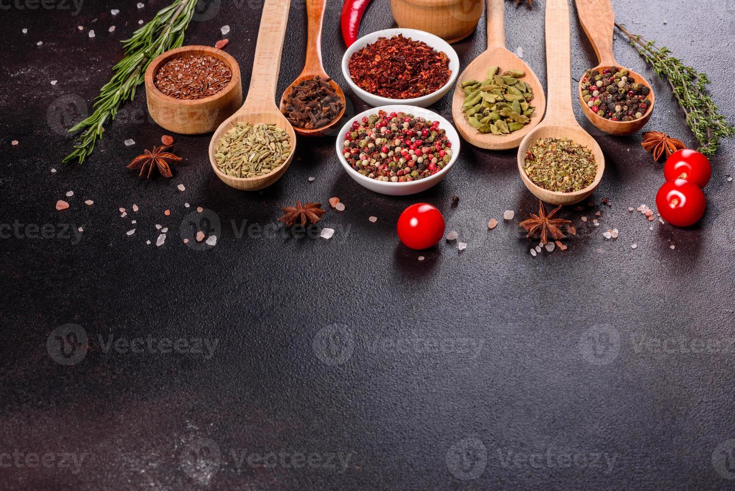 un insieme di spezie ed erbe aromatiche. cucina indiana foto