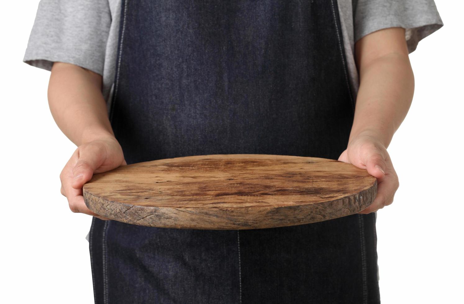 chef con tagliere in legno su sfondo bianco foto