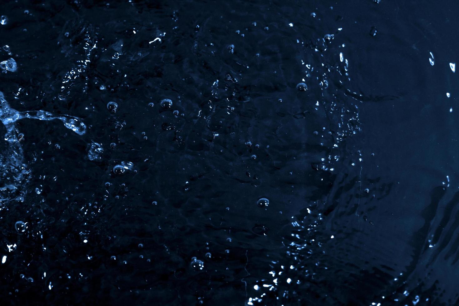 trama dell'acqua su sfondo nero foto