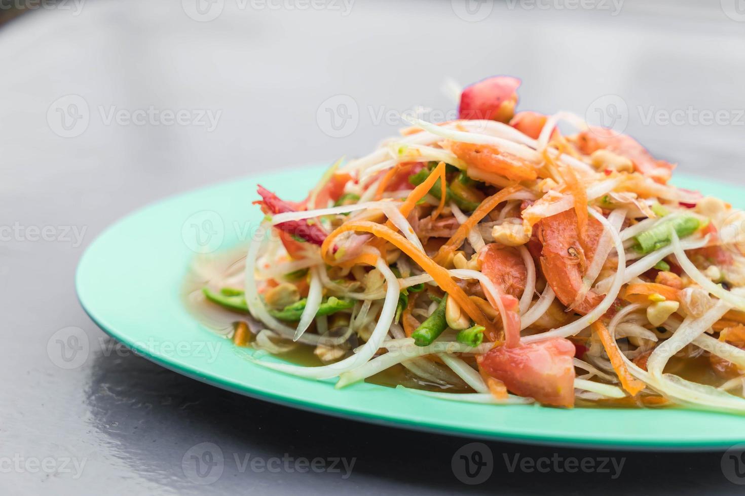 insalata di papaya piccante - som tum - cibo tailandese foto