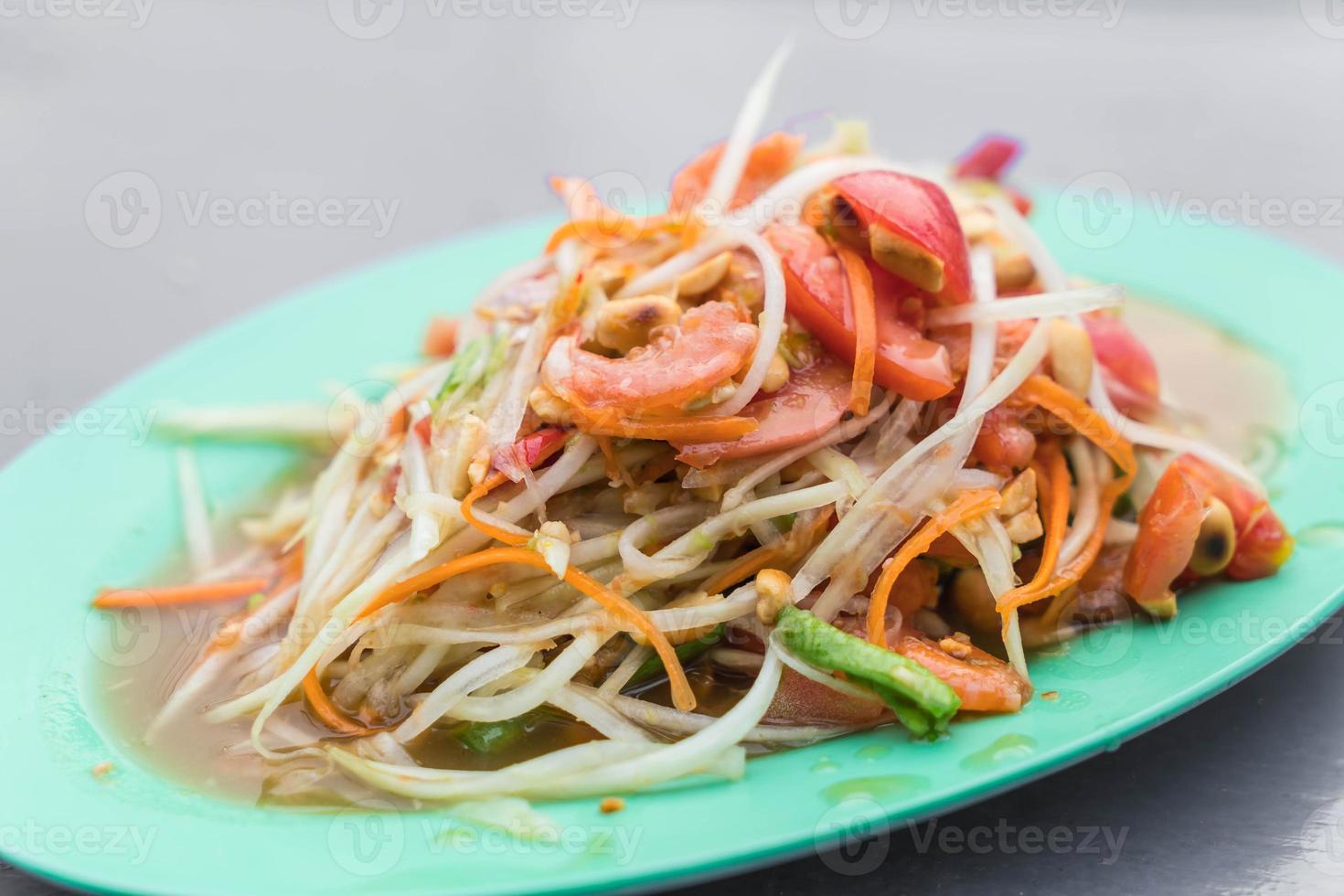 insalata di papaya piccante - som tum - cibo tailandese foto