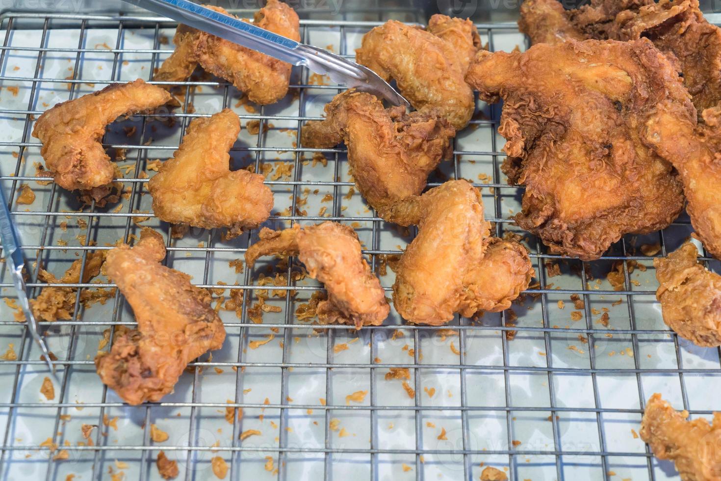 pollo fritto su griglia in acciaio foto