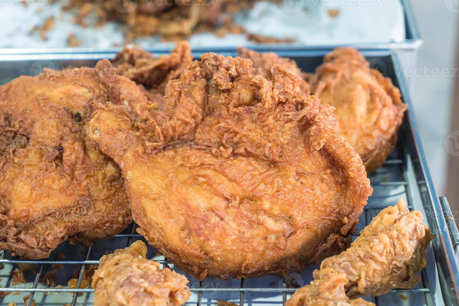 pollo fritto su griglia in acciaio foto