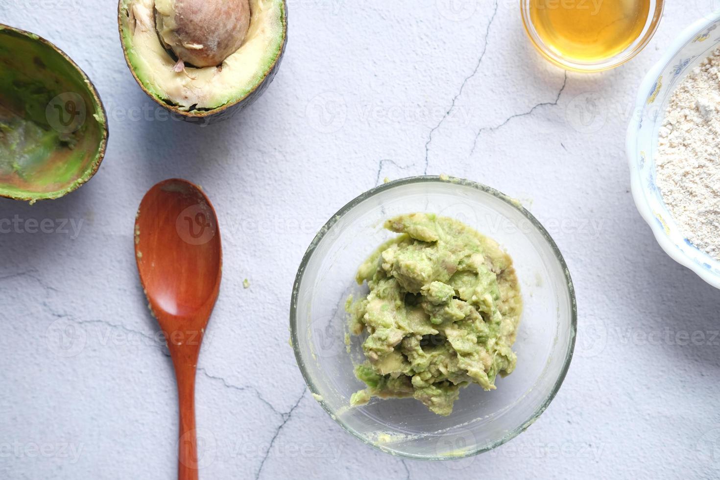 fare cosmetici naturali fatti in casa con avocado sul tavolo foto