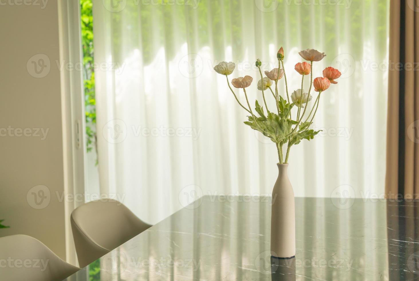 fiore di papavero nella decorazione del vaso sul tavolo da pranzo foto