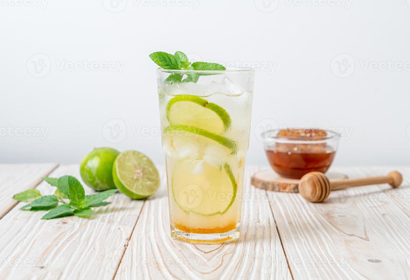 Miele ghiacciato e soda al lime con menta - bevanda rinfrescante foto