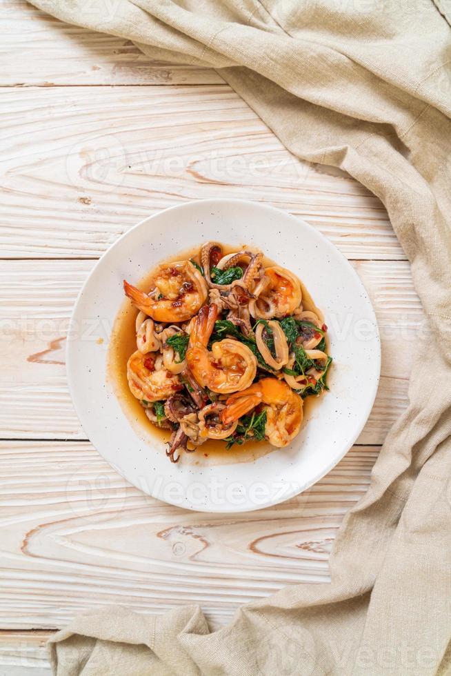 frutti di mare saltati in padella di gamberi e calamari con basilico tailandese - stile asiatico asian foto