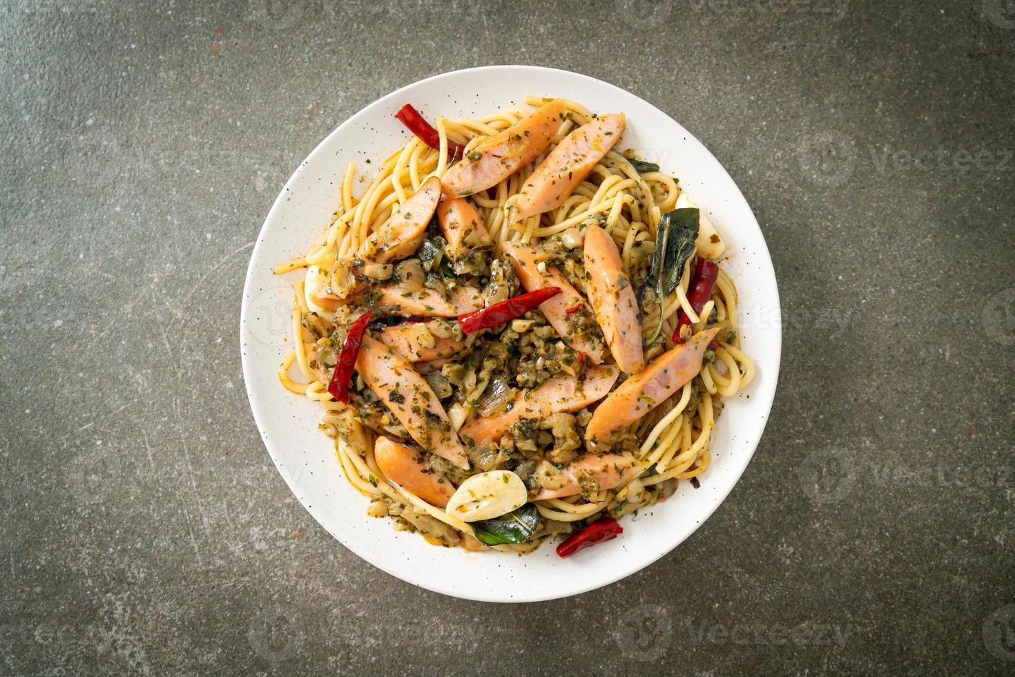 spaghetti fatti in casa aglio e salsiccia foto