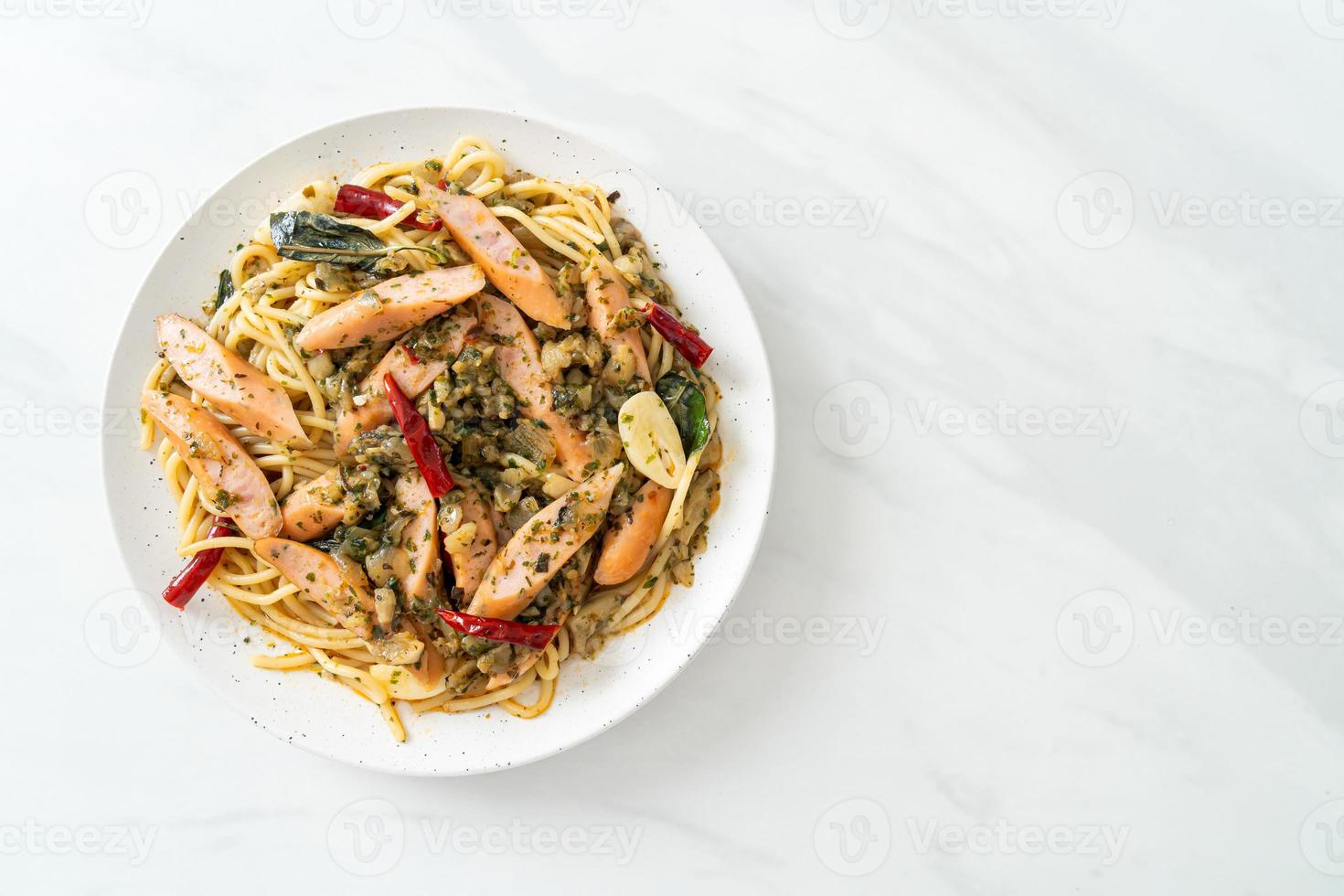 spaghetti fatti in casa aglio e salsiccia foto