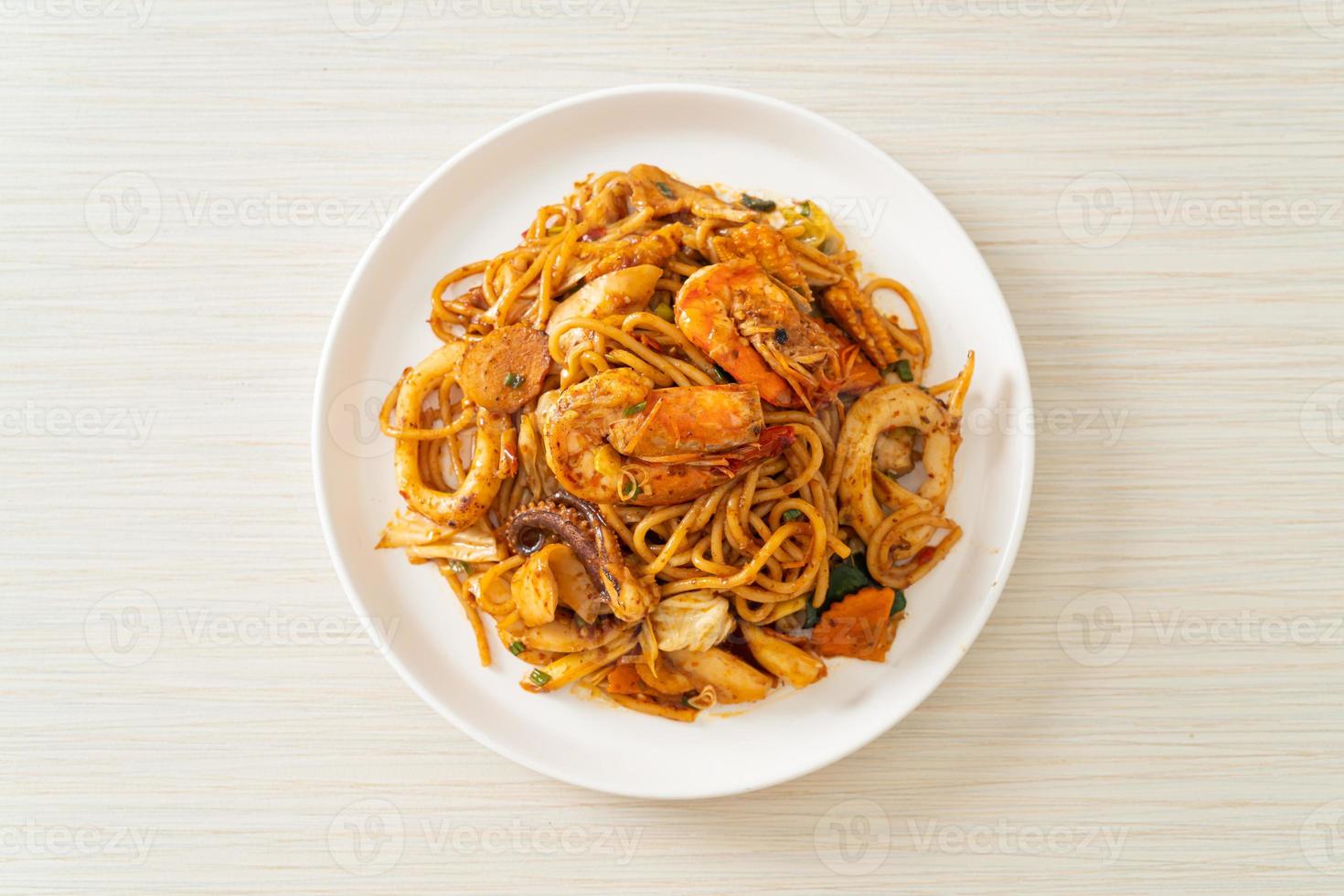 spaghetti secchi ai frutti di mare saltati in padella tom yum - fusion food style foto