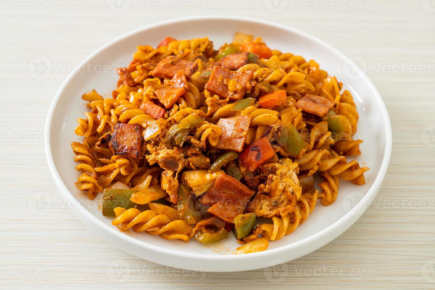 fusilli saltati in padella con prosciutto e salsa di pomodoro foto