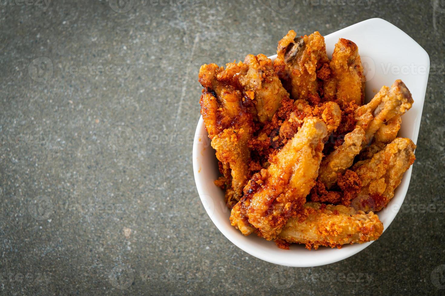 ali di pollo fritte al barbecue in una ciotola bianca foto