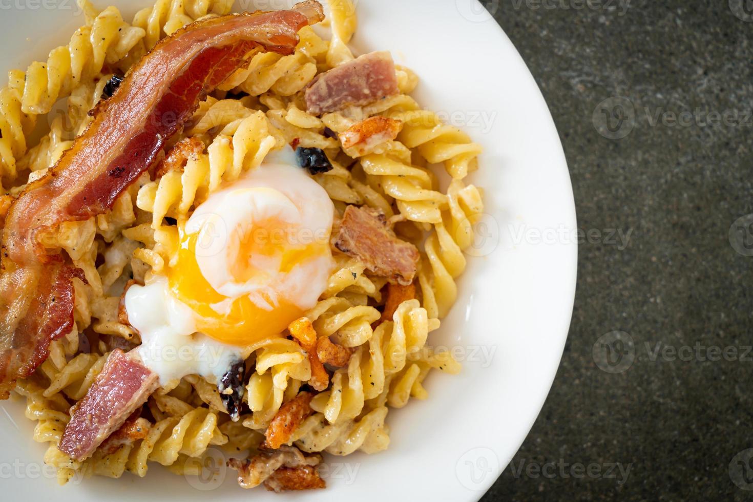 fusilli alla carbonara pancetta piccante - italian food style foto