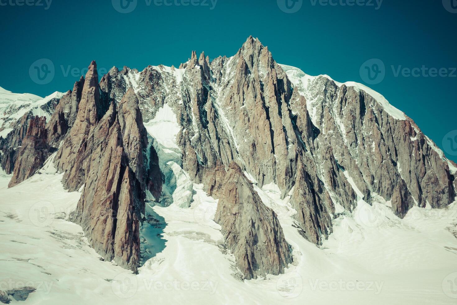 massiccio de mont blanc su il confine di Francia e Italia. nel il primo piano il ghiaccio campo e crepacci di il valle blanche foto