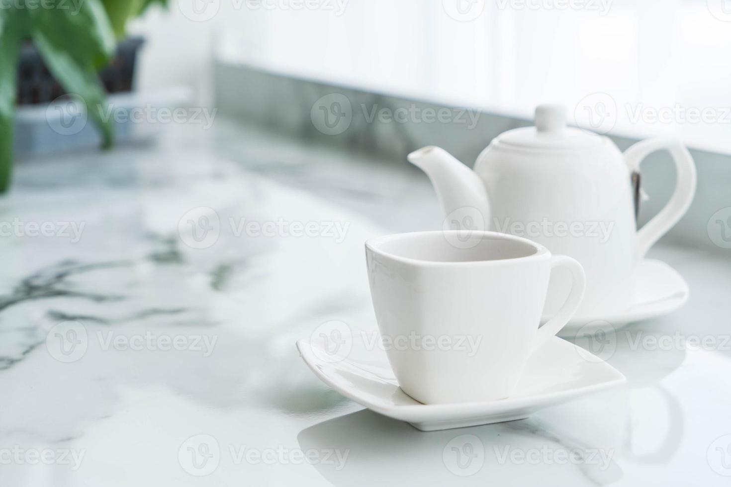 tazza di tè caldo sul tavolo foto
