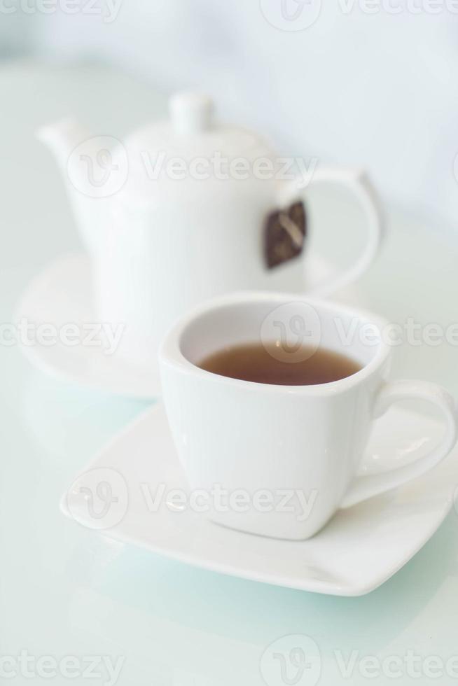 tazza di tè caldo sul tavolo foto