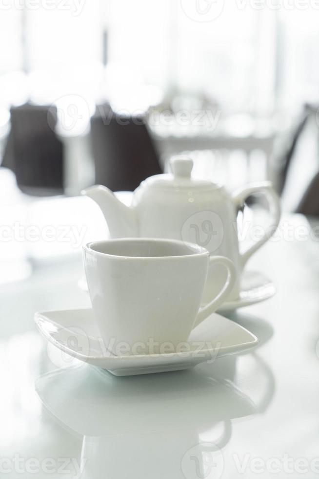 tazza di tè caldo sul tavolo foto