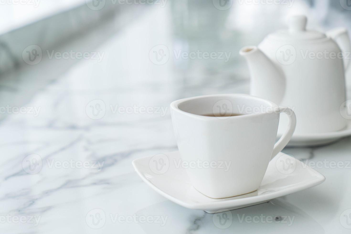 tazza di tè caldo sul tavolo foto