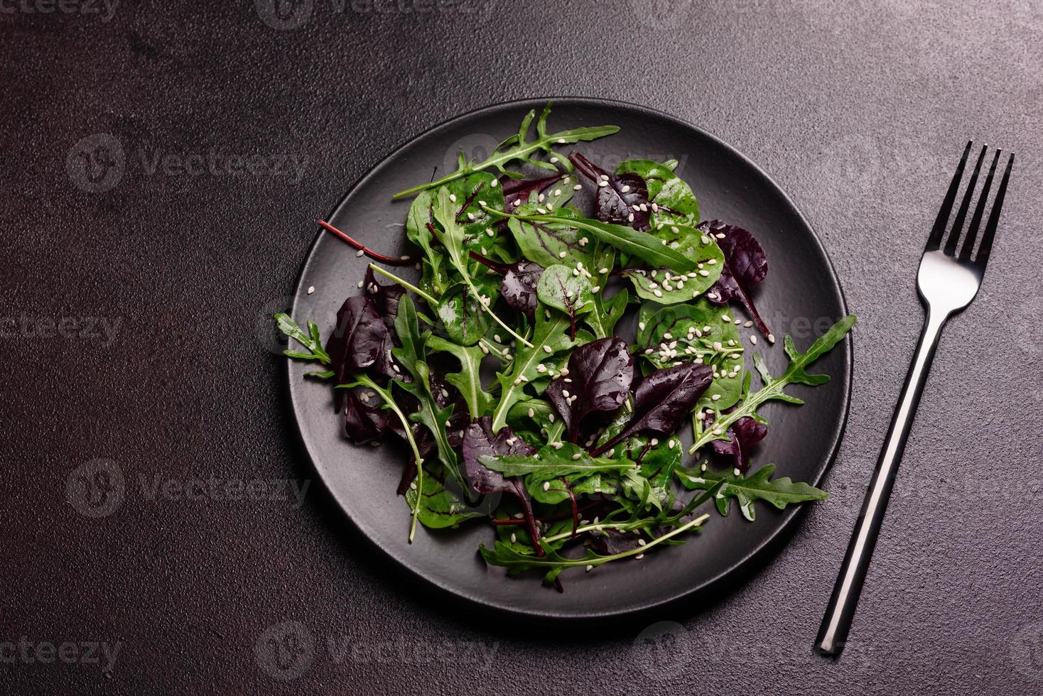 cibo sano, mix di insalata con rucola, spinaci, sangue di toro foto