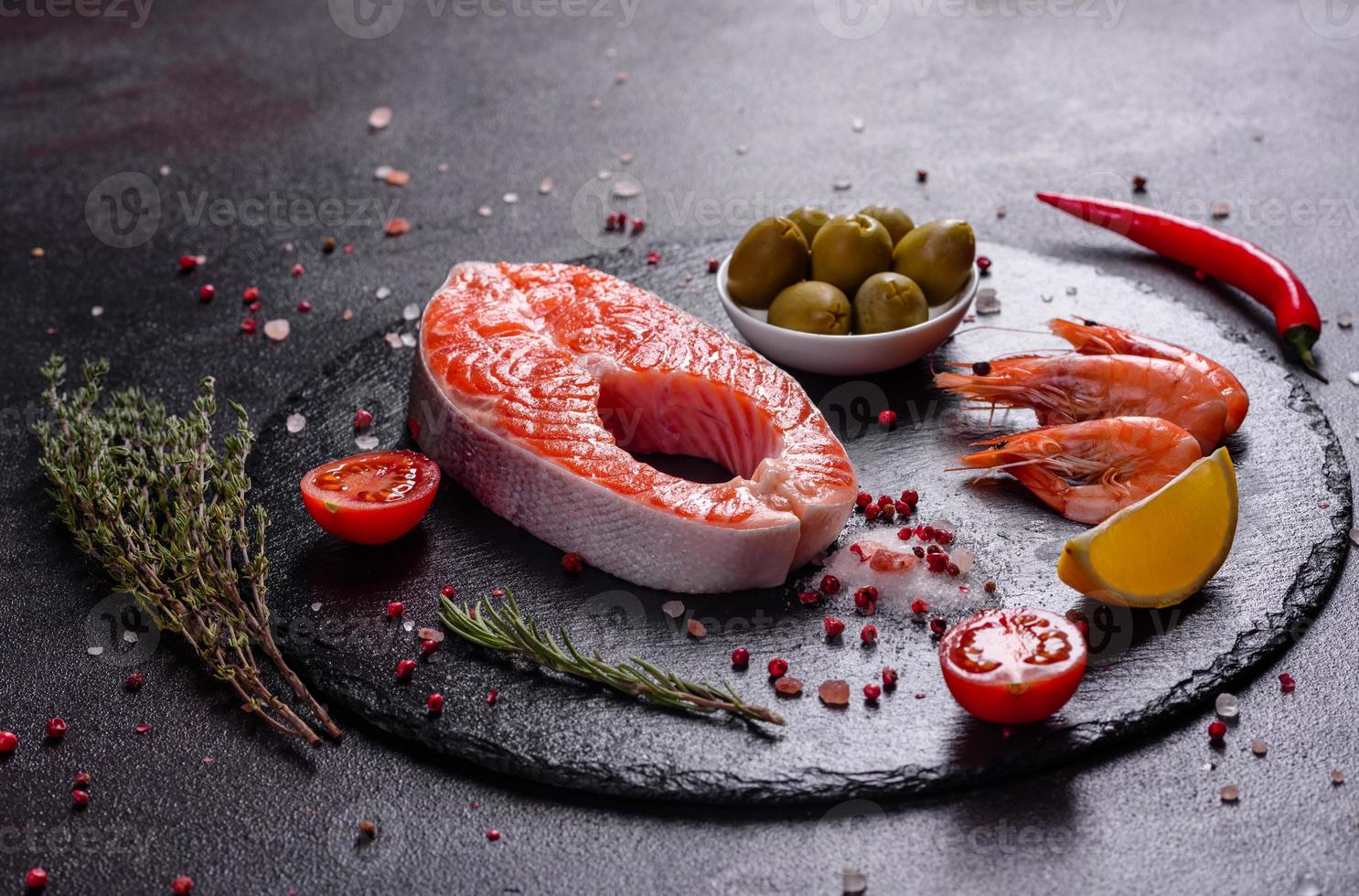 trancio di pesce rosso di trota crudo servito con erbe e limone foto