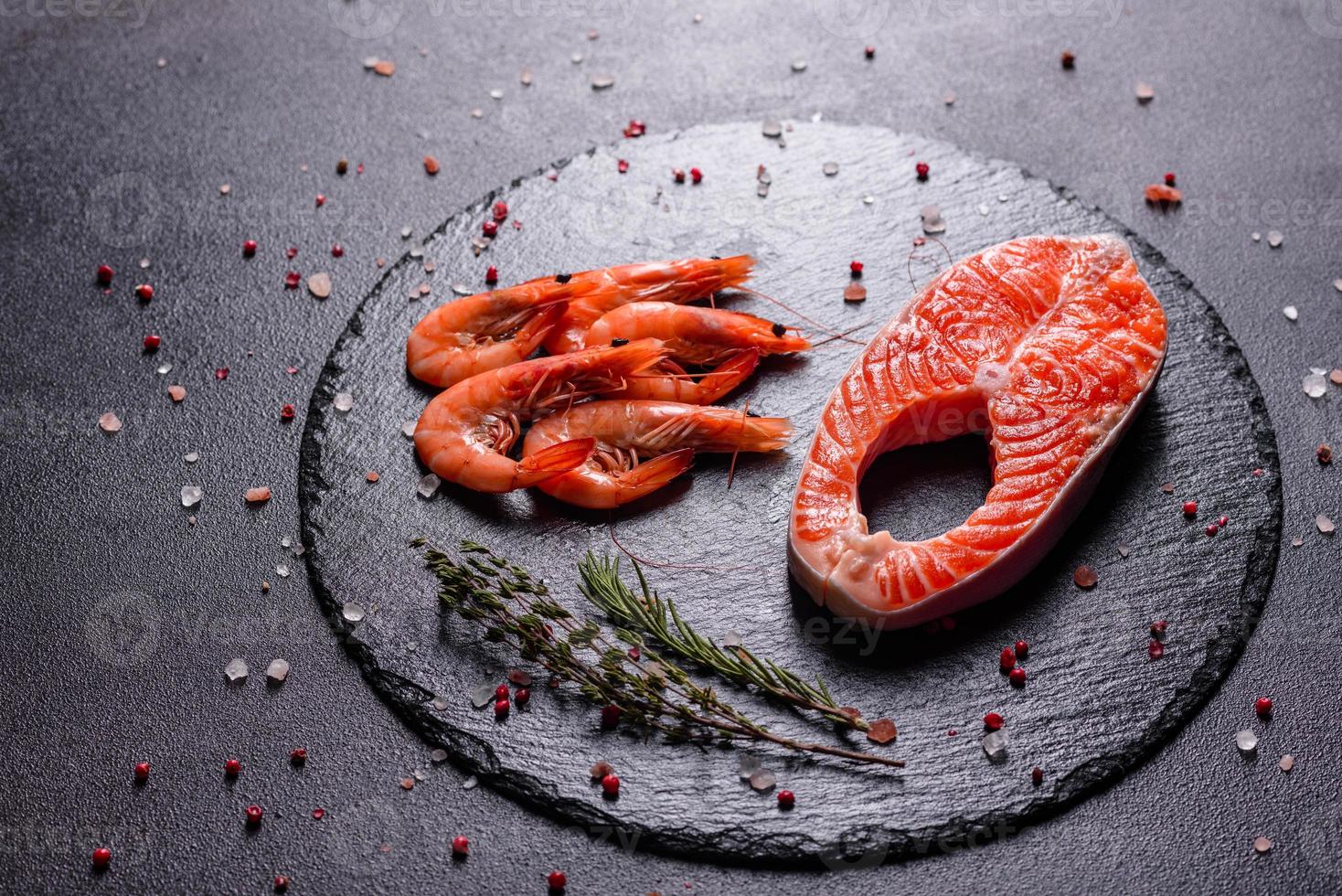 trancio di pesce rosso di trota crudo servito con erbe e limone foto