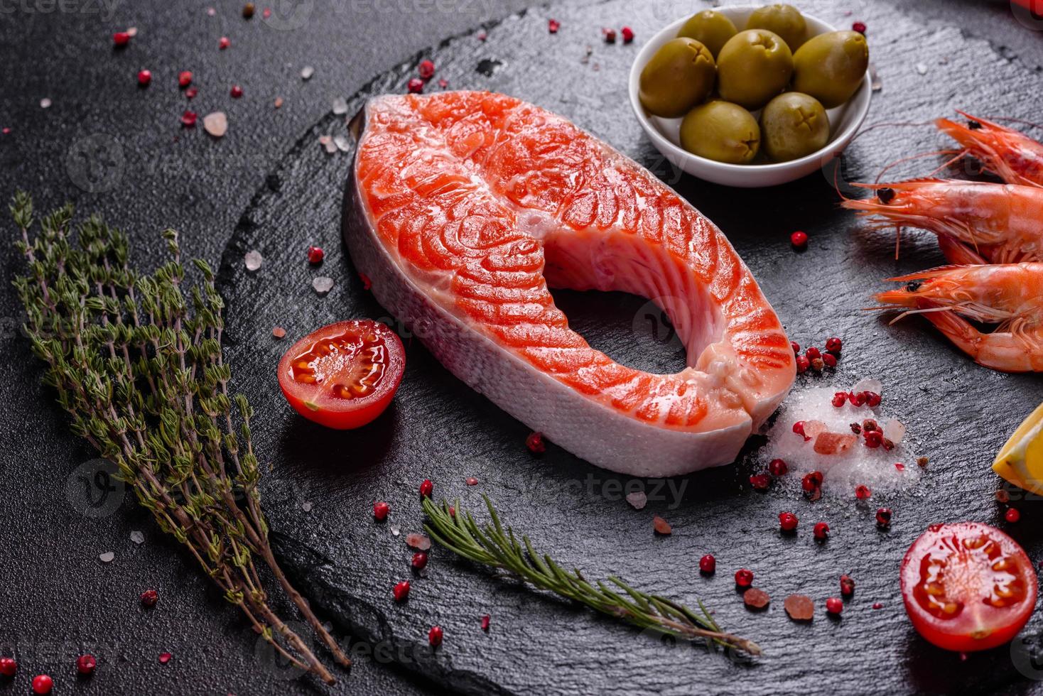 trancio di pesce rosso di trota crudo servito con erbe e limone foto