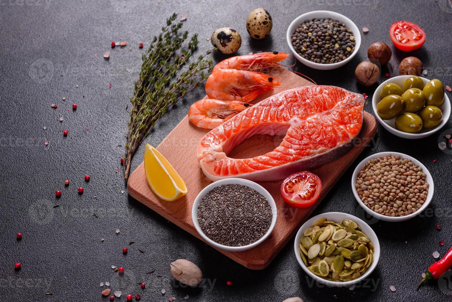 trancio di pesce rosso di trota crudo servito con erbe e limone foto