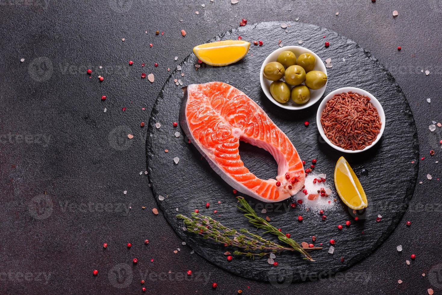 trancio di pesce rosso di trota crudo servito con erbe e limone foto