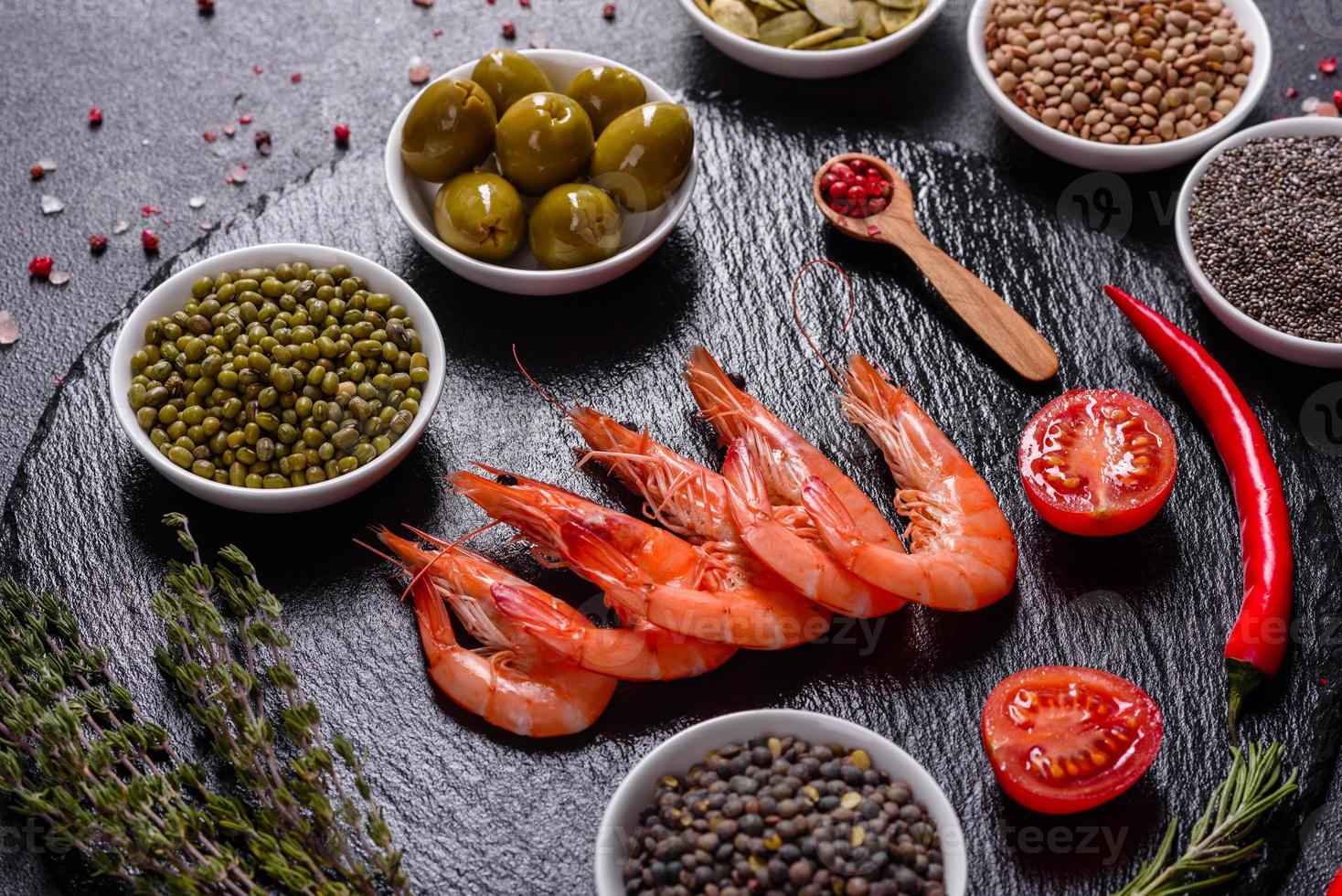 raffinata selezione di gamberi giganti per cena su piatto di pietra foto