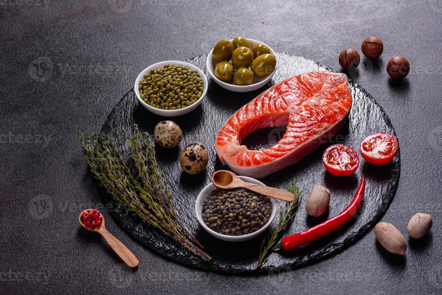 trancio di pesce rosso di trota crudo servito con erbe e limone foto