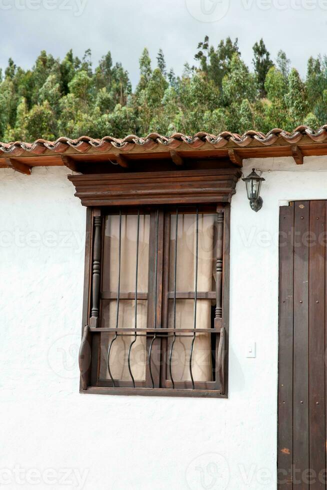 dettaglio di il bellissimo coloniale architettura di il strade di il coloniale piccolo cittadina di iza collocato nel il boyaca Dipartimento nel Colombia foto