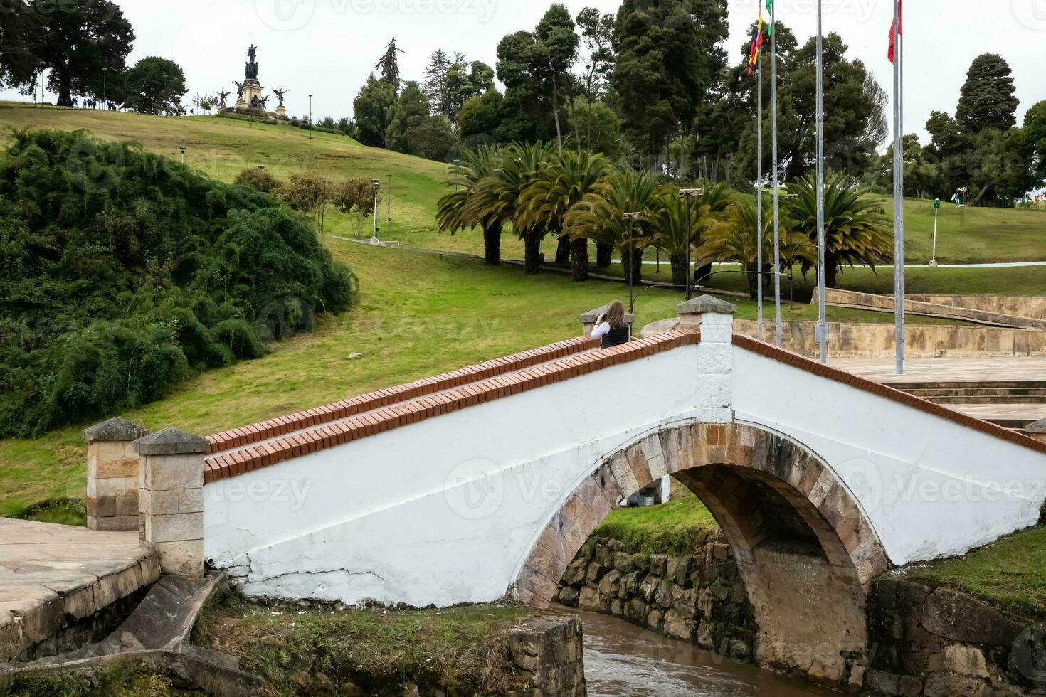 femmina turista assunzione immagini a il famoso storico ponte di boyaca nel Colombia. il colombiano indipendenza battaglia di boyaca ha preso posto Qui su agosto 7, 1819. foto