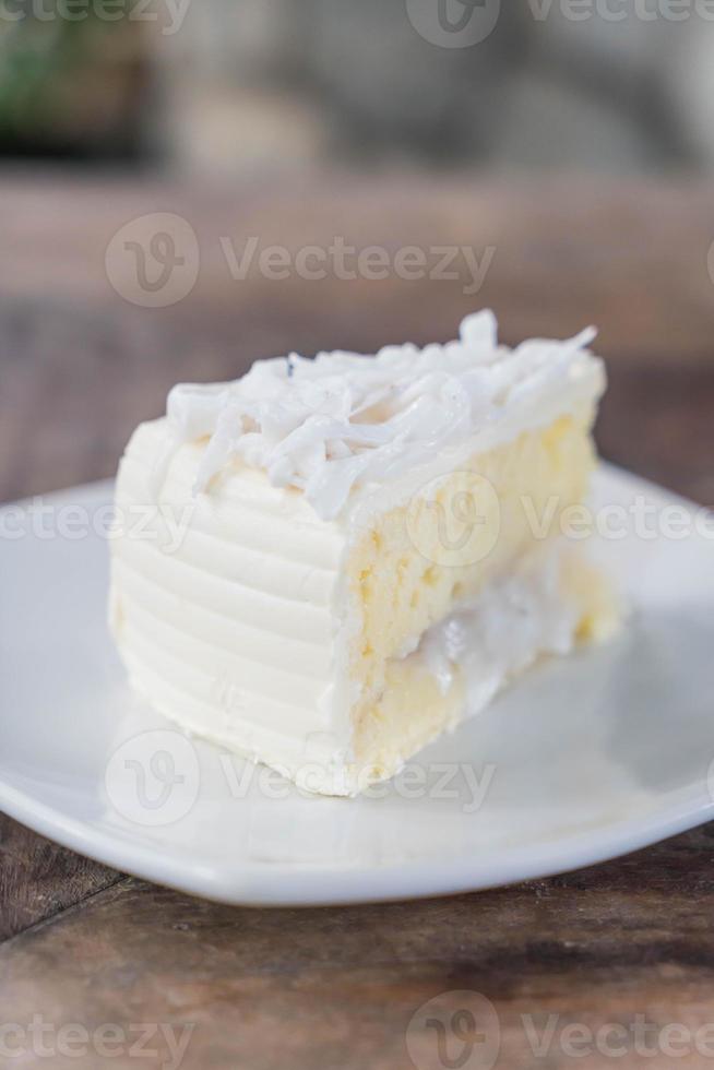 torta al cocco su piatto bianco foto