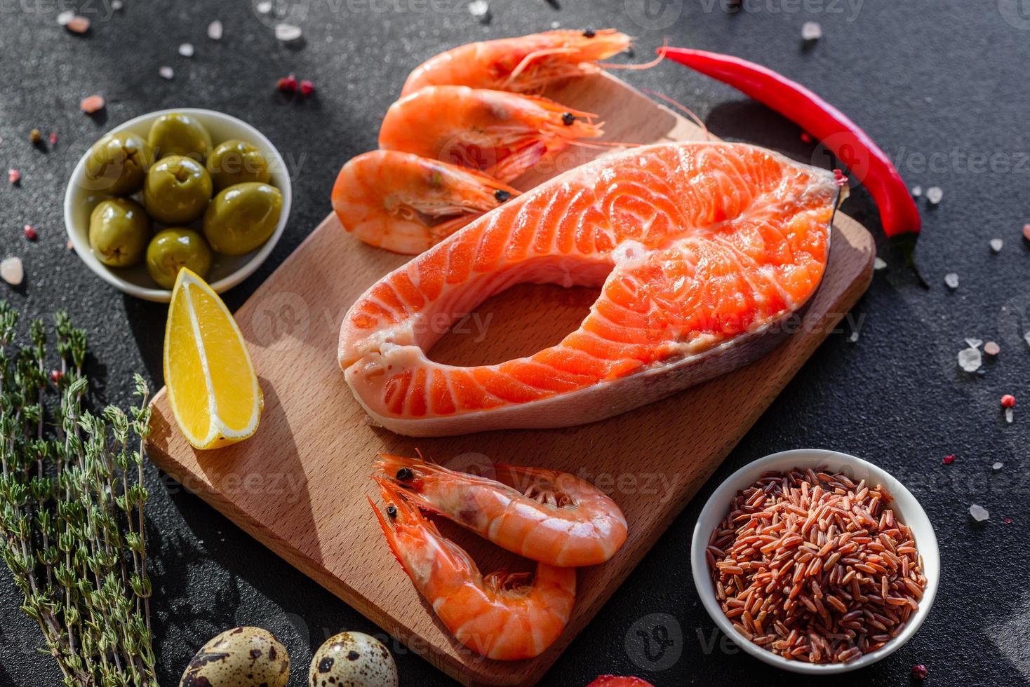 trancio di pesce rosso di trota crudo servito con erbe e limone foto