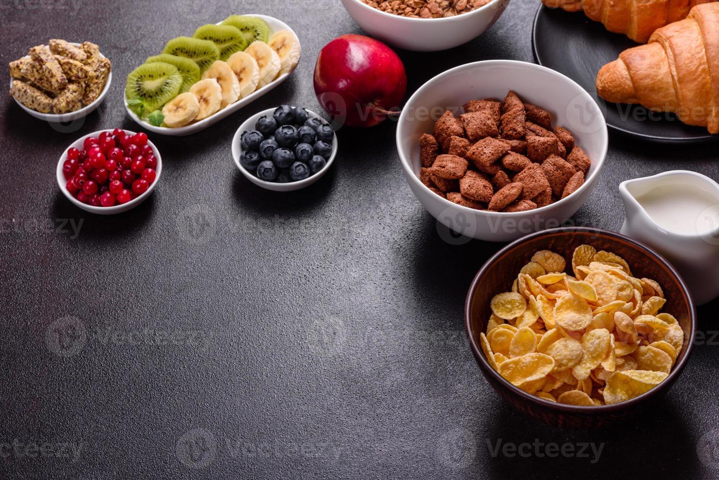 deliziosa colazione con croissant freschi e frutti di bosco maturi foto