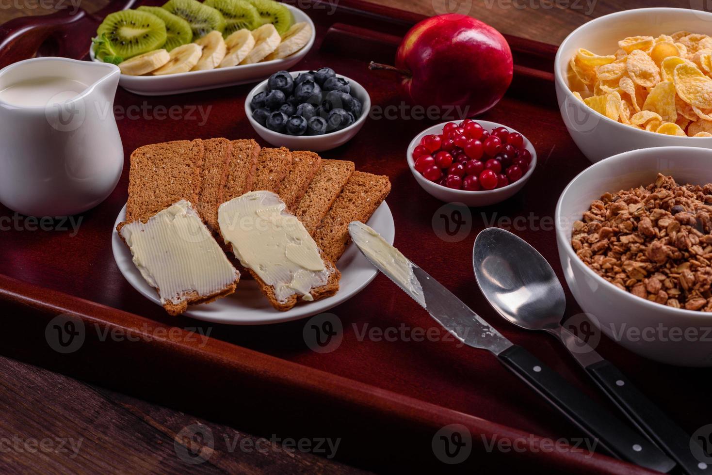 deliziosa colazione con croissant freschi e frutti di bosco maturi foto