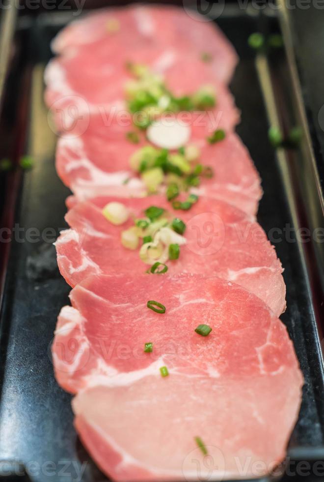 pila di maiale affettata fresca sul piatto foto