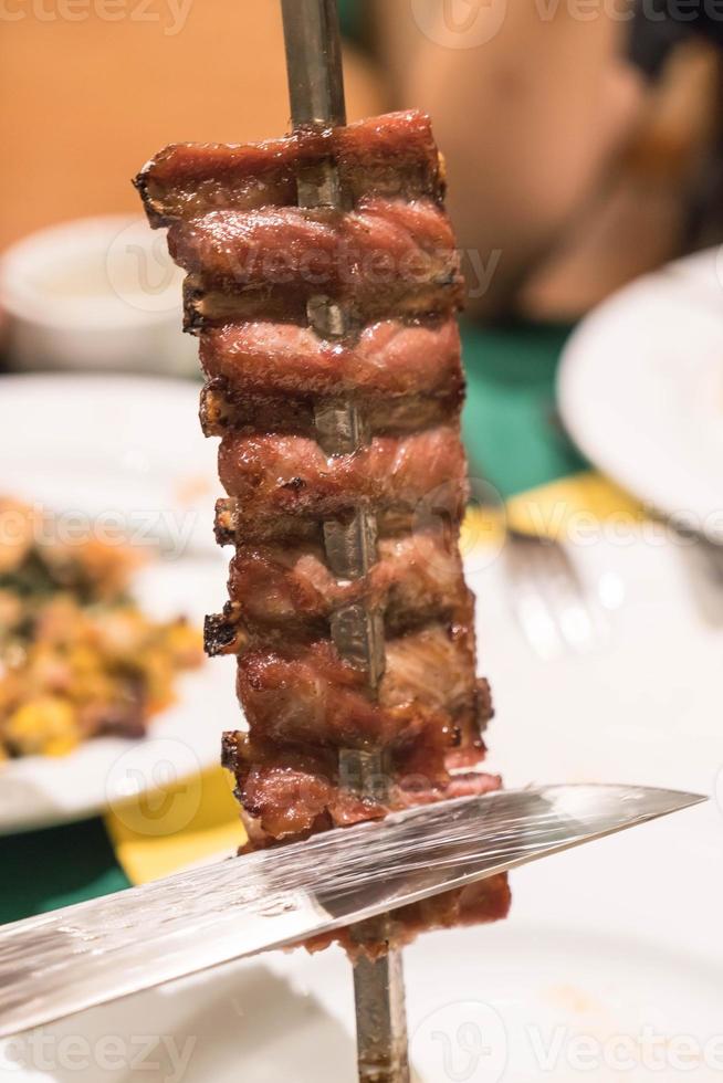 affettare la bistecca alla brasiliana sul piatto foto
