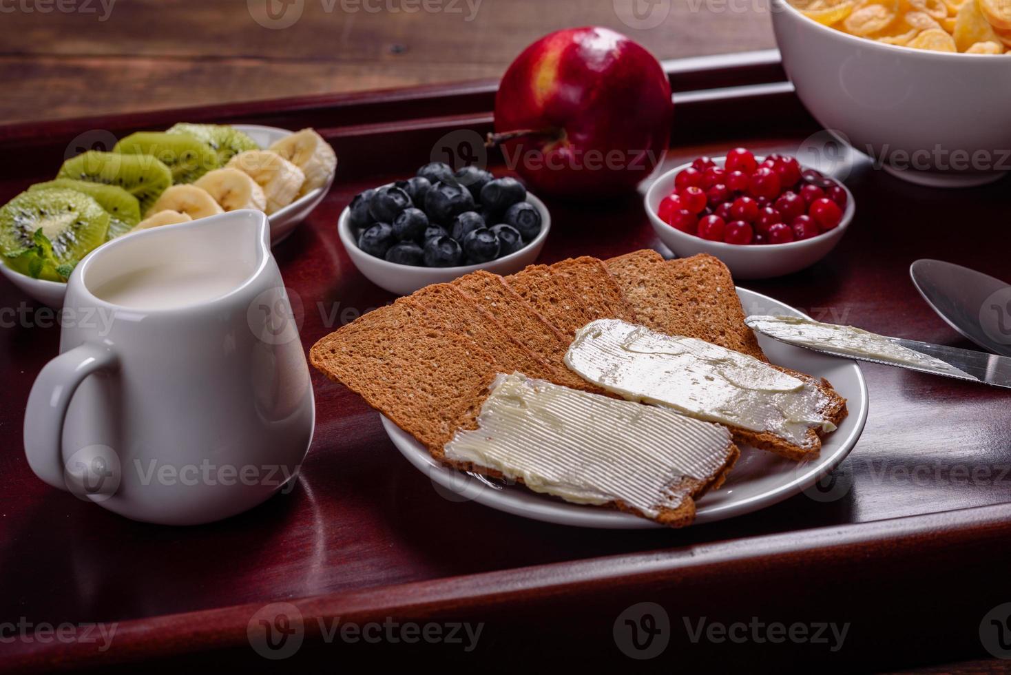 deliziosa colazione con croissant freschi e frutti di bosco maturi foto