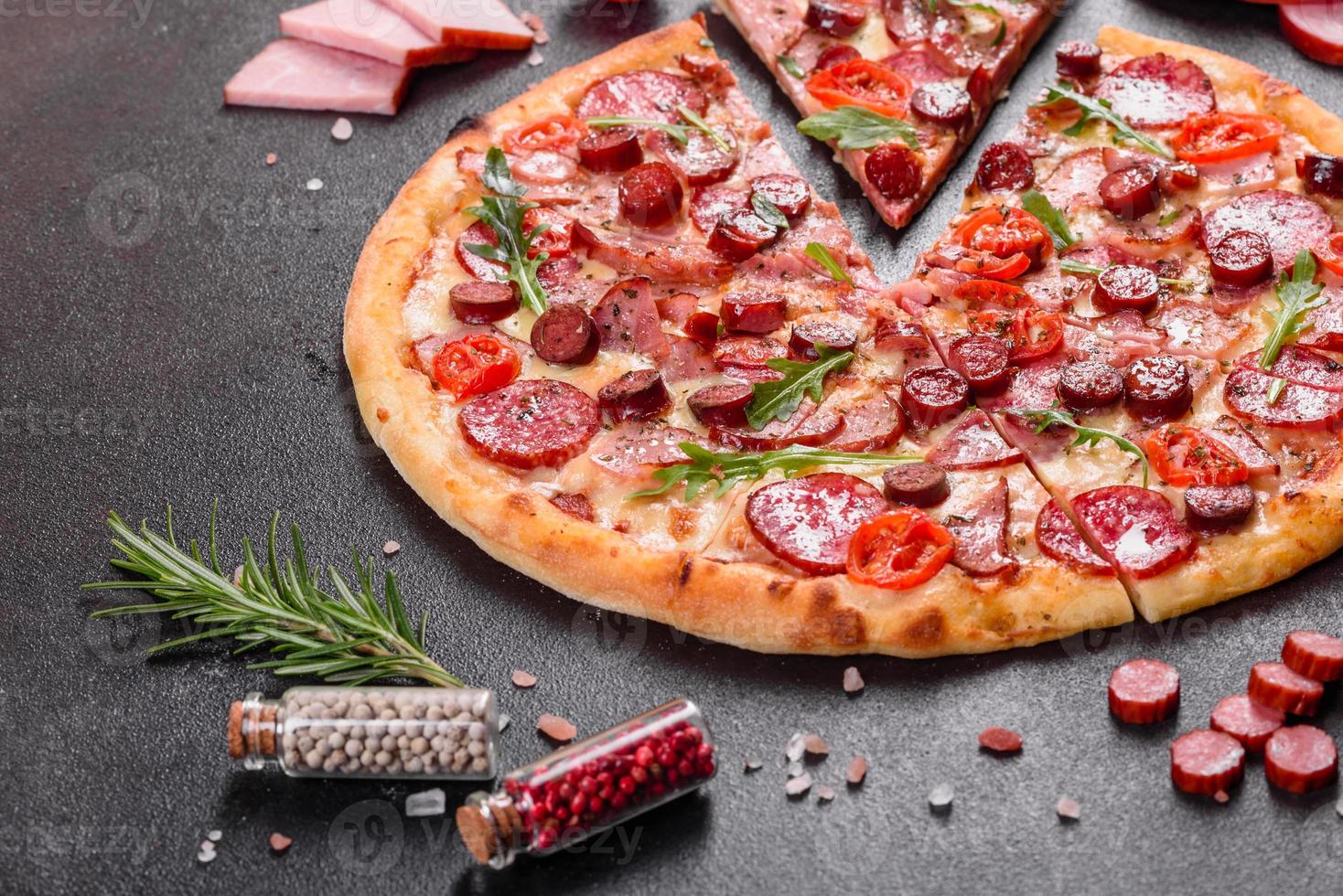 pizza ai peperoni con mozzarella, salame e prosciutto foto