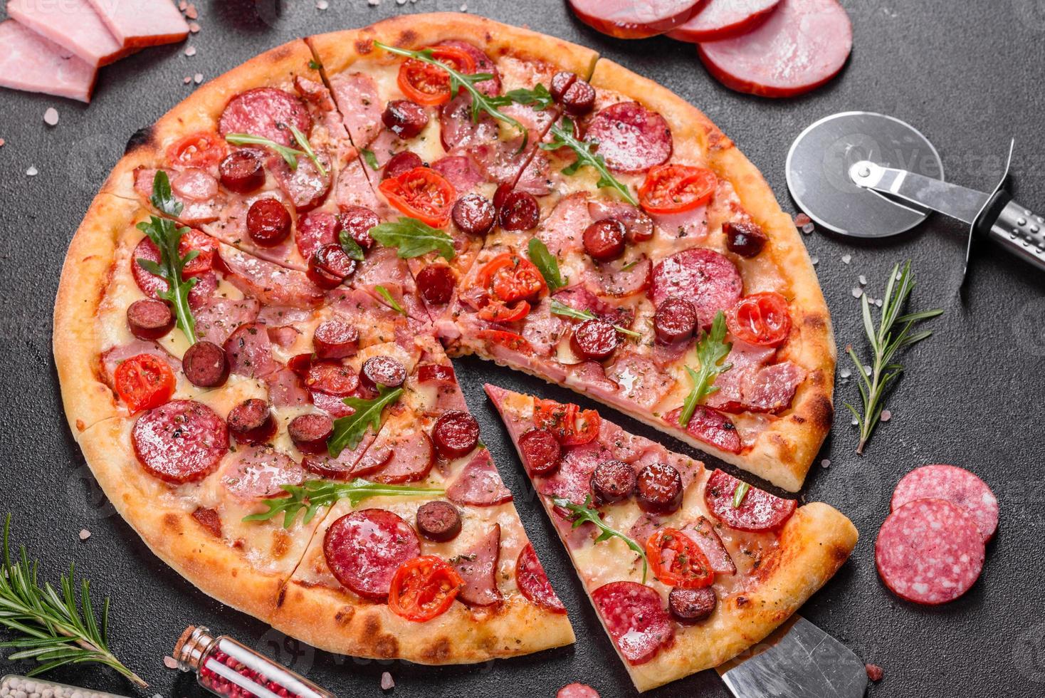 pizza ai peperoni con mozzarella, salame e prosciutto foto