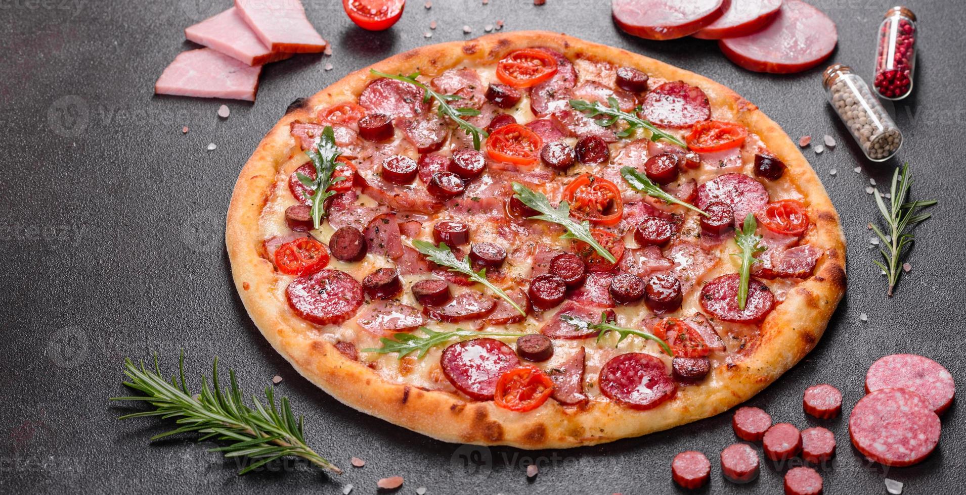 pizza ai peperoni con mozzarella, salame e prosciutto foto